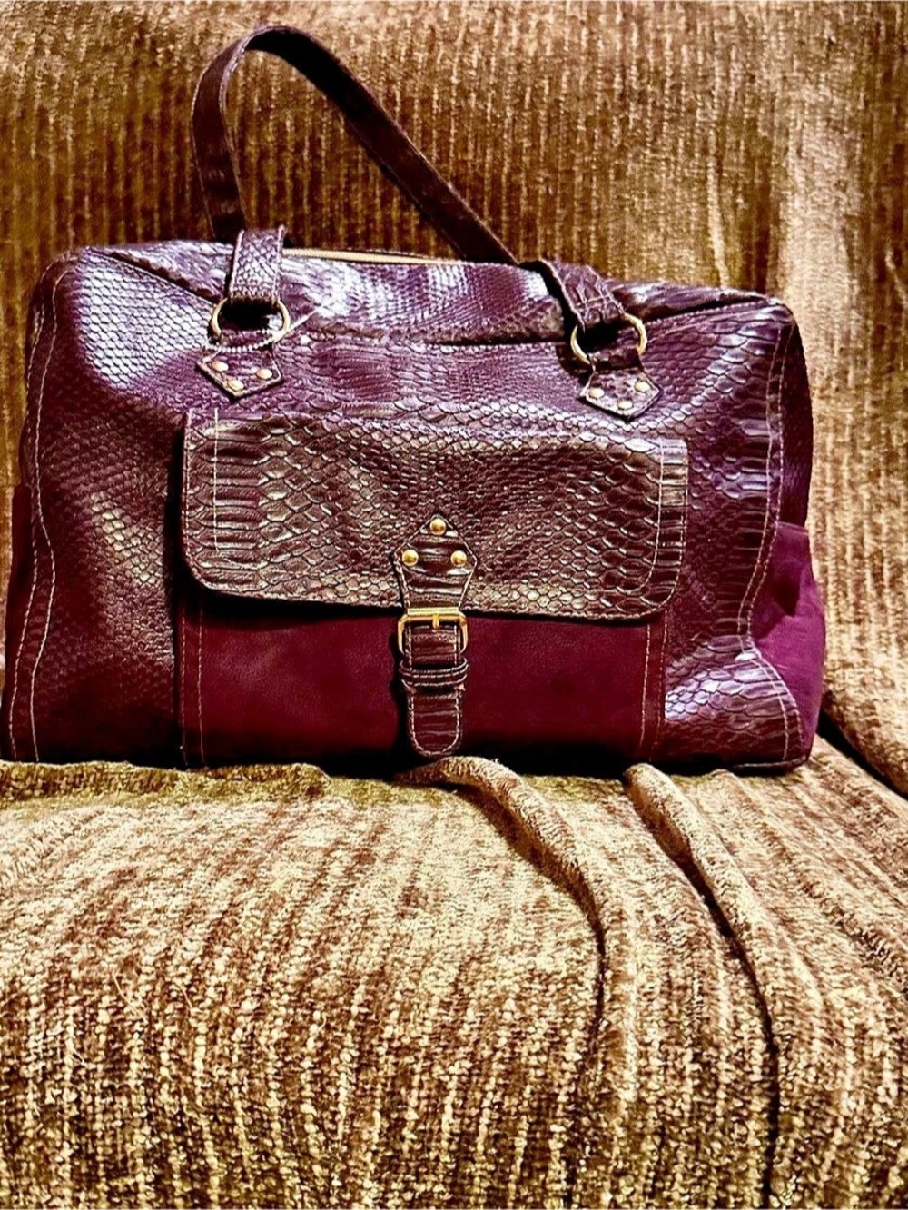 Beautiful Liz Claiborne satchel/duffel bag Purple Textured Travel Bag Like New